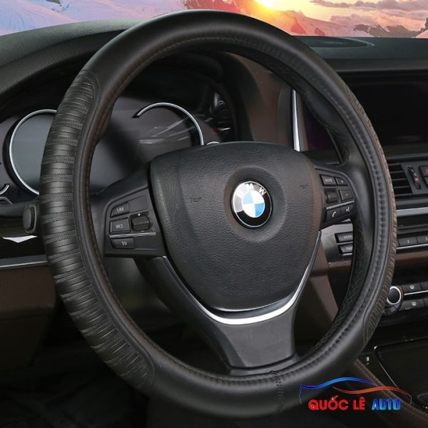 Có nên bọc vô lăng xe ô tô không và cần lưu ý những gì?