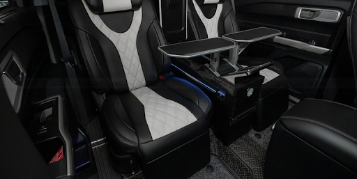 Độ b&agrave;n ăn h&agrave;ng ghế sau thường chỉ c&oacute; ở xe Limousine d&agrave;nh để tiếp kh&aacute;ch