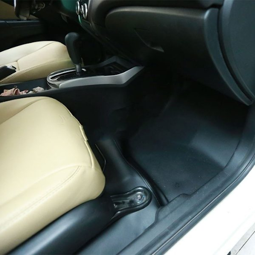 Chủ xe c&oacute; thể dễ d&agrave;ng vệ sinh những vết bẩn dưới s&agrave;n