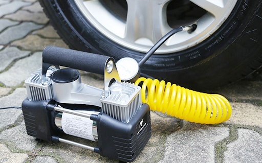 m&aacute;y bơm lốp mini: trang bị đồ chơi cho xe hơi