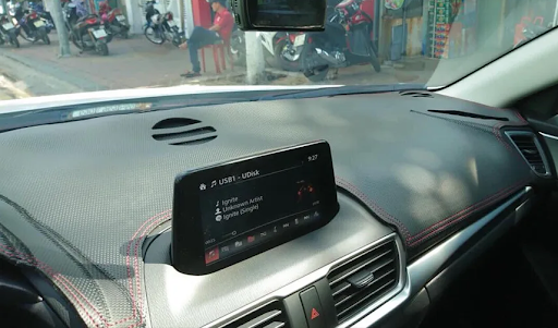 thảm taplo: trang bị đồ chơi cho xe hơi